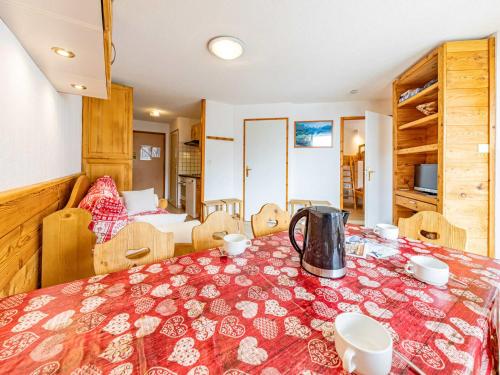 Cette chambre dispose d'une table et d'une bouilloire. dans l'établissement Appart 33m² pour 7 pers, proche pistes, balcon, 2 chambres - FR-1-807-78, à Saint-François-Longchamp