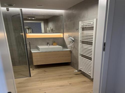 ポビエロボにあるA comfortable apartment near the sea for 3 people, Pobierowoの洗面台と鏡のあるバスルーム