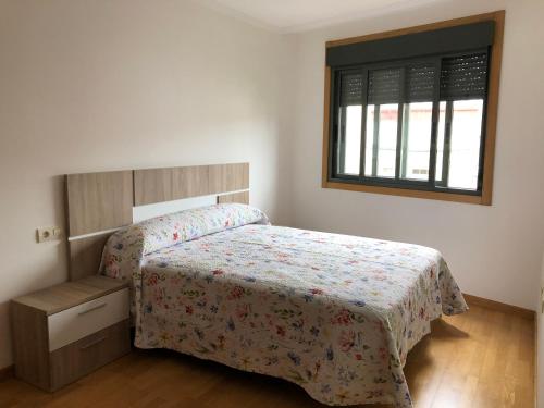 een slaapkamer met een bed en een raam bij Recuncho do Susiño in Foz