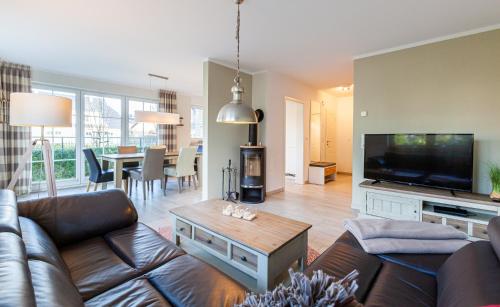 a living room with a couch and a flat screen tv at Seeigel in Zingst