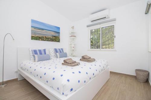 1 dormitorio blanco con 1 cama en una habitación en Casa Caribe, en São Brás de Alportel