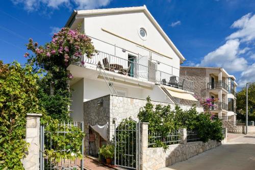 Apartments Vida with garden