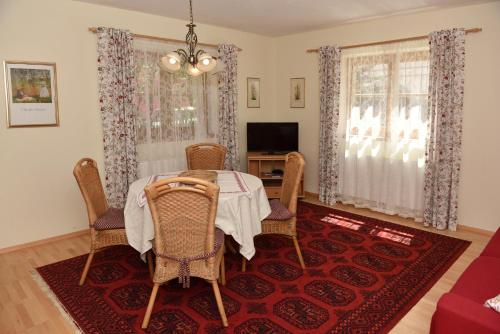 Televízia a/alebo spoločenská miestnosť v ubytovaní Haus Savoy - Appartement 2