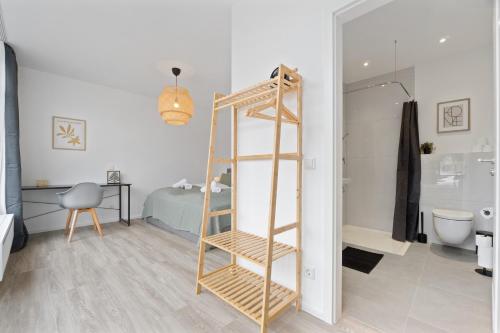 Ένα μπάνιο στο COMING HOME - Moderne Wohnung mit Nähe zu Köln Messe, Flughafen, Dom, Lanxess-Arena - schnelles WLAN, 2 Bäder, 2 kostenlose Parkplätze