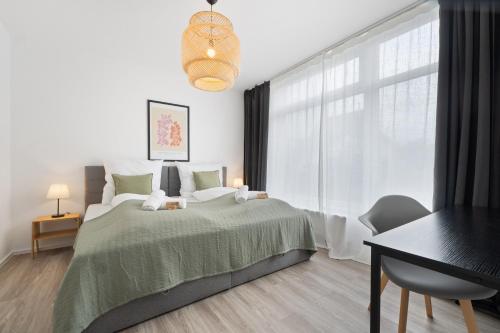 Ένα ή περισσότερα κρεβάτια σε δωμάτιο στο COMING HOME - Moderne Wohnung mit Nähe zu Köln Messe, Flughafen, Dom, Lanxess-Arena - schnelles WLAN, 2 Bäder, 2 kostenlose Parkplätze