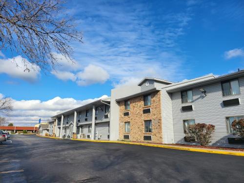 a row of apartment buildings on a street at Motel 6-Omaha, NE in Omaha