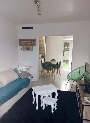 un salon avec un canapé et une table dans l'établissement Maison de pêcheur la CORBOE, à Étaples