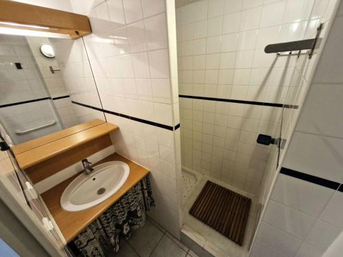une petite salle de bain avec un lavabo et une douche dans l'établissement Résidence Marina Ile Des Pecheurs - VILLA 3 PIECES 4 couchages LE BARCARES MAE-5894, à Port-Leucate