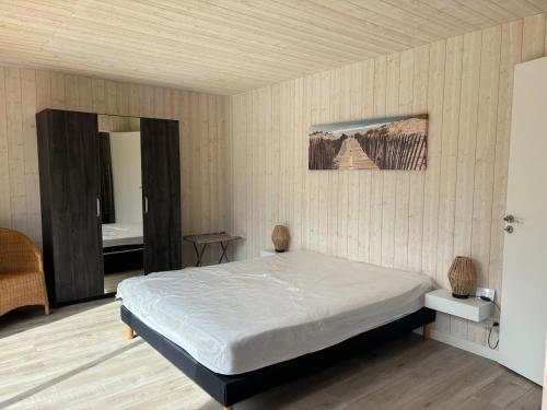 une chambre avec un grand lit et un miroir dans l'établissement Villa entre terre et océan, à Grayan-et-lʼHôpital