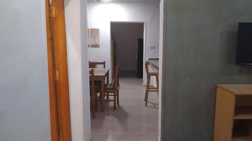 Una cocina y un comedor con mesa y sillas. en Country house, en Al Aqālitah