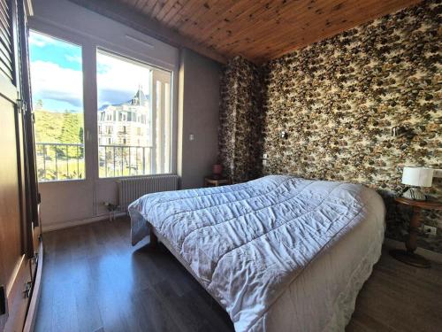 une chambre avec un grand lit et une fenêtre dans l'établissement Résidence Montcalm B - Belle vue dégagée pour ce logement ! MAE-6664, à Aix-les-Bains