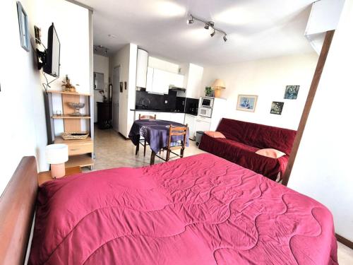 - une chambre avec un lit rouge et un salon dans l'établissement Résidence Le Chateau Durieux 2 - Agréable logement rénové ! MAE-7374, à Aix-les-Bains