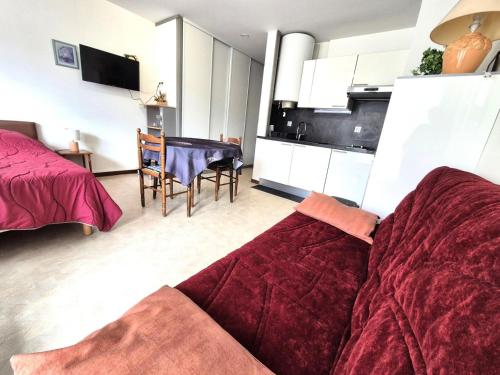 un salon avec un canapé et une table dans l'établissement Résidence Le Chateau Durieux 2 - Agréable logement rénové ! MAE-7374, à Aix-les-Bains