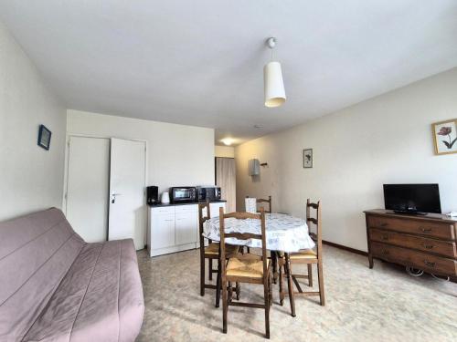 une chambre avec un lit, une table et des chaises dans l'établissement Résidence Le Chateau Durieux 3 - Studio spacieux et proche tous commerces ! MAE-7464, à Aix-les-Bains