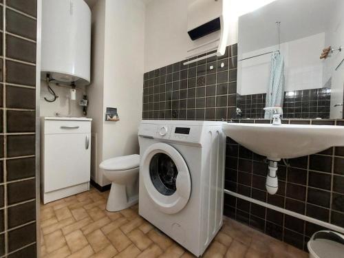 une salle de bain avec une machine à laver et un lavabo dans l'établissement Résidence Le Chateau Durieux 3 - Studio spacieux et proche tous commerces ! MAE-7464, à Aix-les-Bains