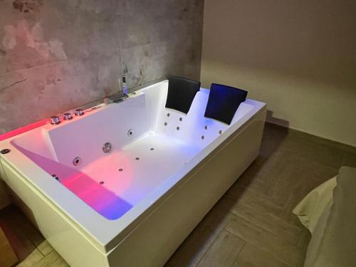 una vasca da bagno in una stanza con di Dei Gerolomini a Napoli