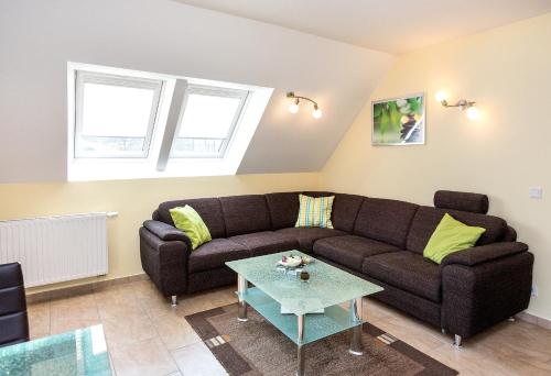 Posezení v ubytování Ferienwohnung Mauersegler im Müritz Seepark