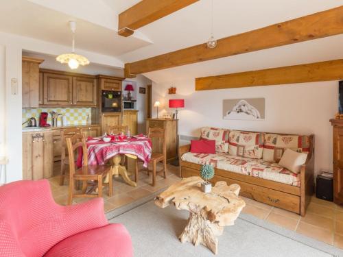 un salon avec un canapé et une table dans l'établissement Appartement spacieux et lumineux · Pied des pistes · Parking couvert - FR-1-275-156, à La Rosière