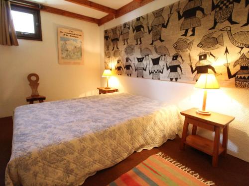 - une chambre avec un lit et un mur orné d'une fresque murale dans l'établissement Appartement 5 pers avec balcon et vue sur pistes - FR-1-508-241, à Lanslebourg-Mont-Cenis