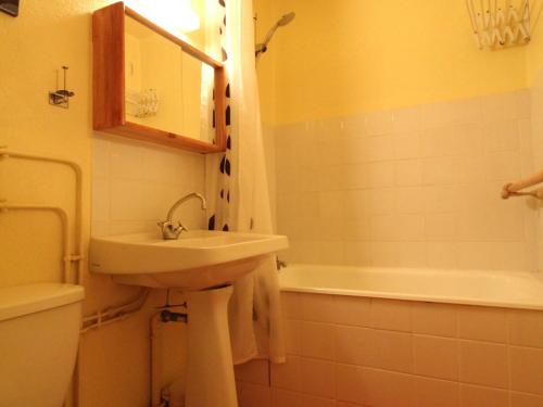 une salle de bain avec un lavabo et une baignoire dans l'établissement Appartement 5 pers avec balcon et vue sur pistes - FR-1-508-241, à Lanslebourg-Mont-Cenis