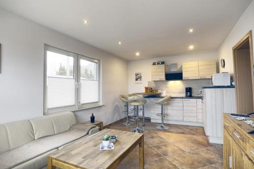 een woonkamer met een bank en een tafel bij Haus Havelland in Zingst