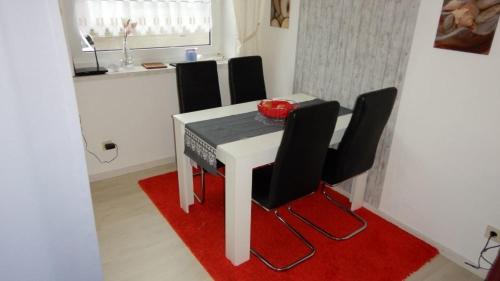 Η κουζίνα ή μικρή κουζίνα στο Fewo 91 WHG B 1 in Burhave