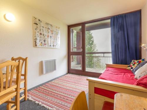 une petite chambre avec un lit et une fenêtre dans l'établissement Studio cabine proche centre, balcon, 5 pers - FR-1-346-443, à Arc 1800