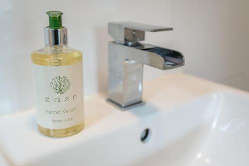 eine Flasche Seife neben einem Waschbecken in der Unterkunft Delightful 3 bedroom Cottage in Haverigg in Haverigg