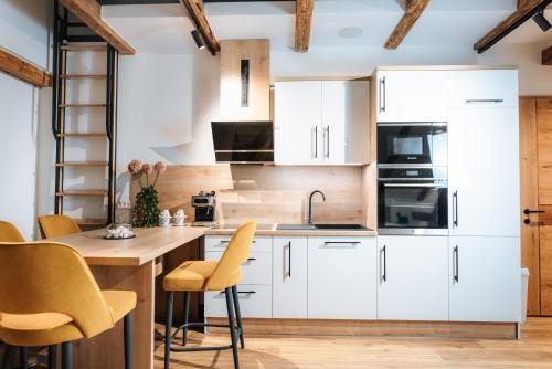 Una cocina o zona de cocina en Apartmaji Vouk - sodobni apartmaji v objemu narave - Lukanja - Rogla - Primerno za pare in družine - Sprostitev in aktivno preživljanje prostega časa
