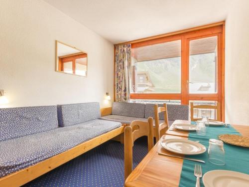 un salon avec un canapé et une table dans l'établissement Studio ski aux pieds avec balcon et kitchenette, 4 pers - FR-1-346-467, à Arc 2000