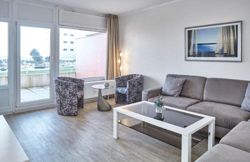 een woonkamer met een bank en een tafel bij STRANDIDYLL, 12 - Typ A2S in Grömitz