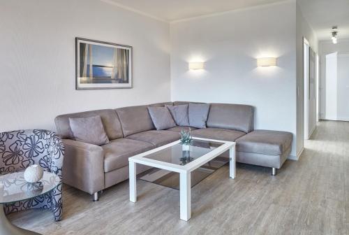 een woonkamer met een bank en een tafel bij STRANDIDYLL, 12 - Typ A2S in Grömitz