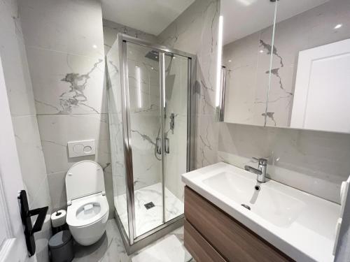 une salle de bain avec une douche, des toilettes et un lavabo dans l'établissement Urban Flat 108 - Stunning 4 BDR Flat in Paris, à Paris