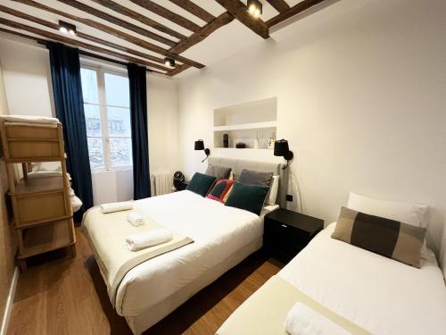 - une chambre avec 2 lits et une échelle dans l'établissement Urban Flat 108 - Stunning 4 BDR Flat in Paris, à Paris