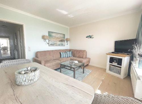 een woonkamer met een bank en een tafel bij STRANDIDYLL, 23 - Typ A1S in Grömitz