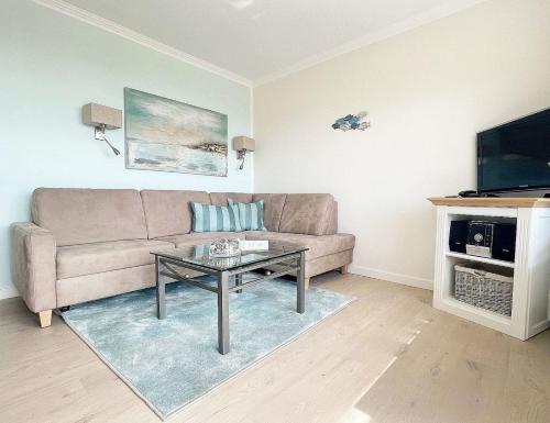 een woonkamer met een bank en een salontafel bij STRANDIDYLL, 23 - Typ A1S in Grömitz