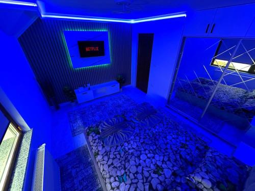 an empty room with blue lights in a room at Apartament cu 2 Dormitoare de lux situat in complex ApartHotel Botosani 1 in Botoşani