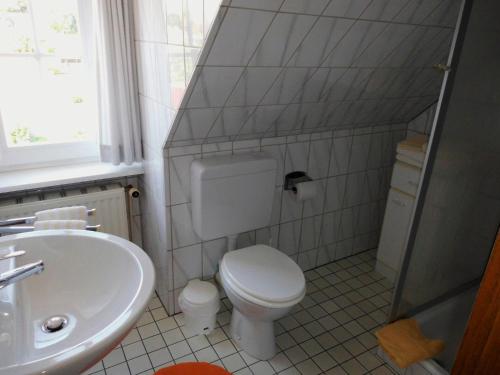 Un baño con un inodoro blanco y un lavabo. en Appartement Klahn Nr2, en Fehmarn