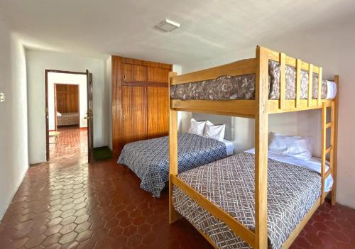 1 dormitorio con 2 literas y pasillo en Casa Molinera, en Lima