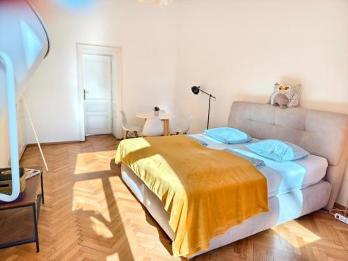 10 min center and Rathaus