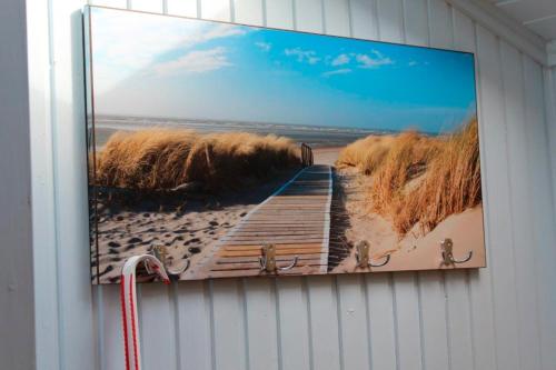 una grande immagine di una spiaggia sul lato di un edificio di Ferienwohnung Carstensen Nr1 a Fehmarn