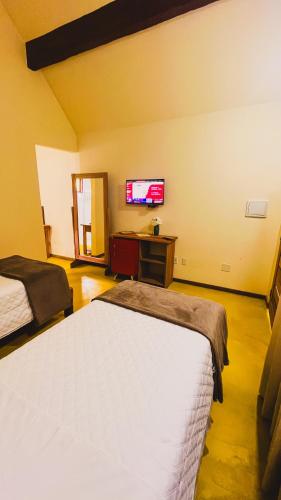 Katil atau katil-katil dalam bilik di Hotel Chalés do Santuário