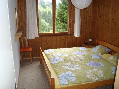 a bedroom with a bed and a window at Töniberg Lounge in Elm