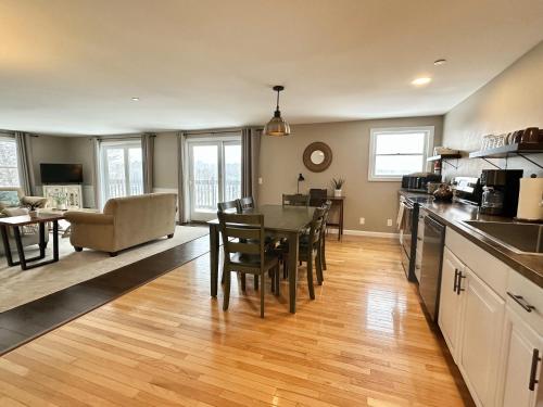 Una cocina y un comedor con mesa y sillas. en 2BR Condo Downtown SWH w/ Ocean Views [Driftwood], en Southwest Harbor