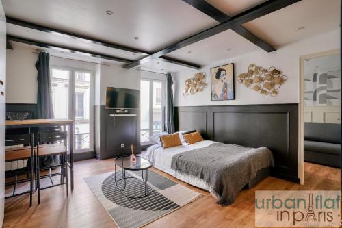 une chambre avec un grand lit et une table dans l'établissement 13 Luxury Flat eiffel design 2, à Paris