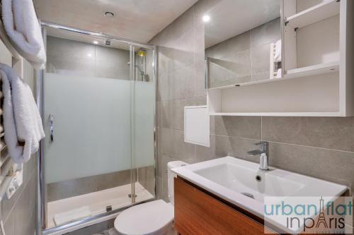 une salle de bain avec une douche, un lavabo et des toilettes dans l'établissement 13 Luxury Flat eiffel design 2, à Paris