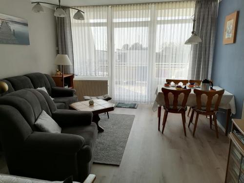 ein Wohnzimmer mit einer Couch und einem Tisch in der Unterkunft Ferienwohnung Schattschneider in Burgtiefe auf Fehmarn 