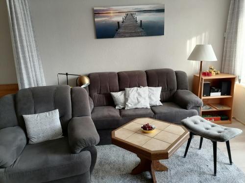 ein Wohnzimmer mit einer Couch und einem Tisch in der Unterkunft Ferienwohnung Schattschneider in Burgtiefe auf Fehmarn 