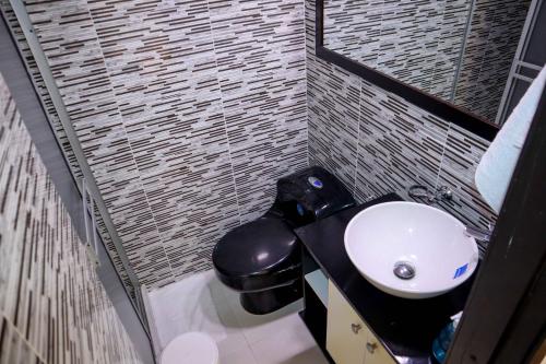 a bathroom with a sink and a toilet at RentalsOP Q03 La mejor ubicación en el eje cafetero a min de Panaca, parque del cafe, aeropuerto el Eden in Armenia