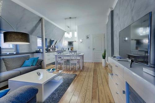 un salon avec un canapé et une table dans l'établissement "Villa Anker" 1 Etage - rechts, à Fehmarn